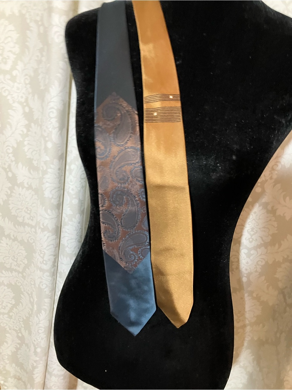 Two 1980’s Vintage Skinny Silk Ties - Picture 7 of 10